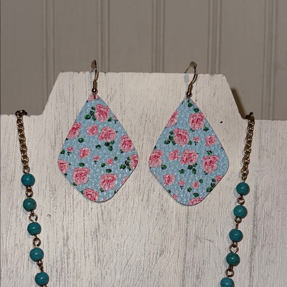 Faux Leather Floral Horseshoe Pendant Necklace and Earrings Set - Picture 6 of 9